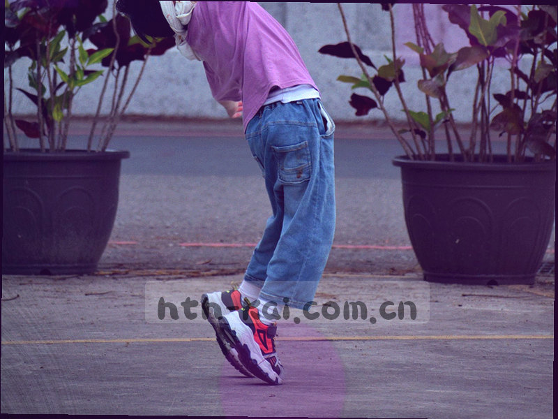 赛事实时数据仪表盘，显示比分与统计